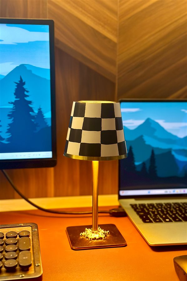 Damalı Siyah Şarjlı Masa Lambası